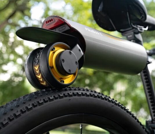 Turns Any Bike Into an E-Bike in 30 Seconds Turns Any Bike Into an E-Bike in 30 Seconds